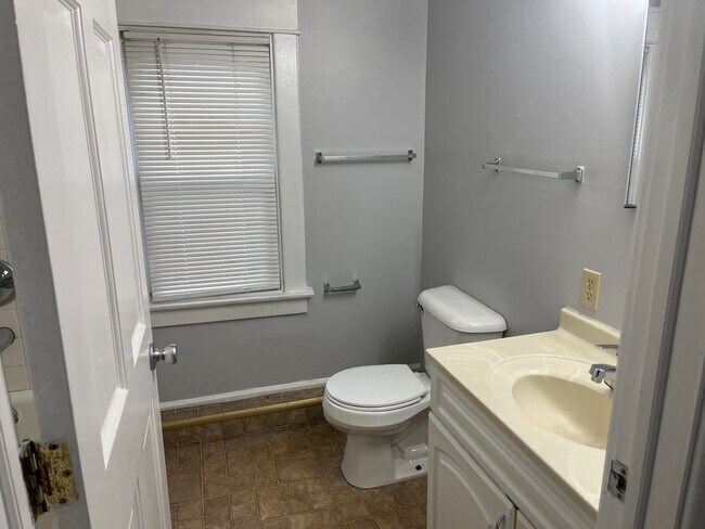 Building Photo - 207 Crane Dr