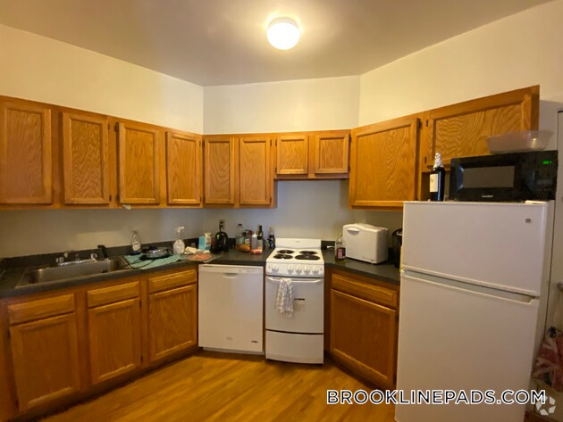 Building Photo - 1595 Beacon St
