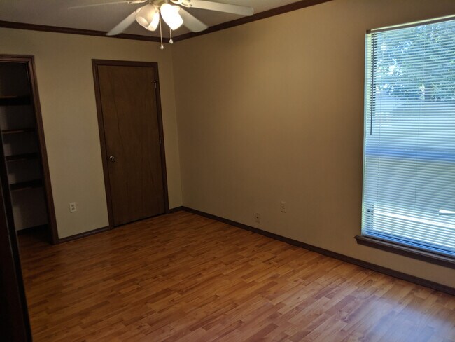 Building Photo - Two Bedroom Apartment within Walking Dista...