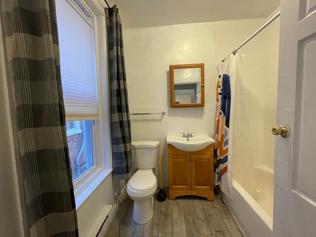 bath room - 4439 Spruce St