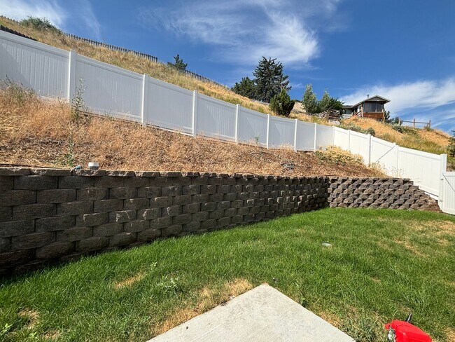 Building Photo - Beautiful Home close to the freeway and ho...