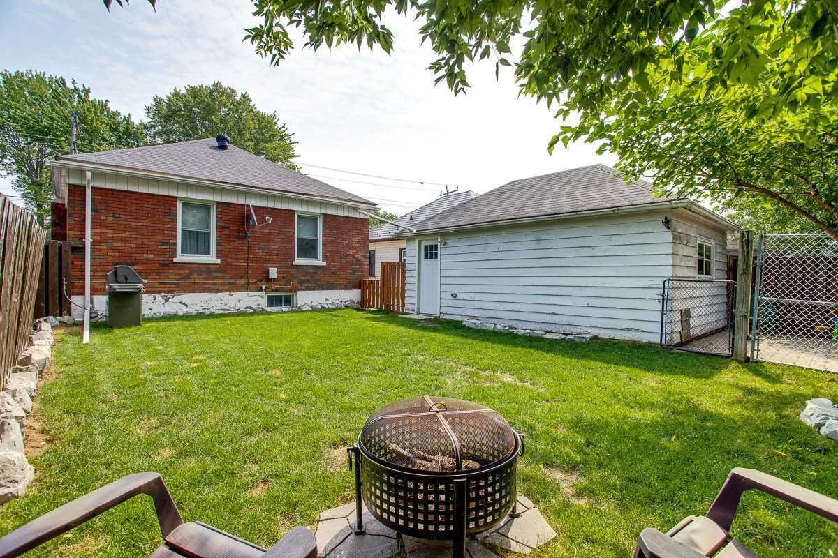 Photo du bâtiment - Modern 2 Bedroom Basement Unit– All Utilities & Parking Included – $1,899/month