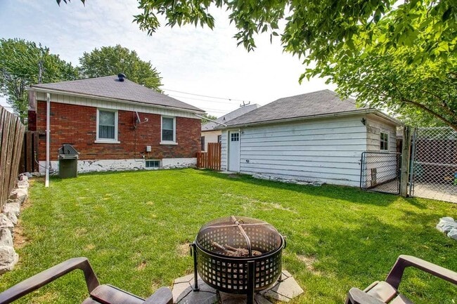 Building Photo - Modern 2 Bedroom Basement Unit– All Utilit...