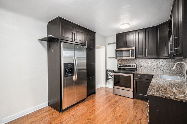 Building Photo - Charming Midcentury Gem in Cushing Park