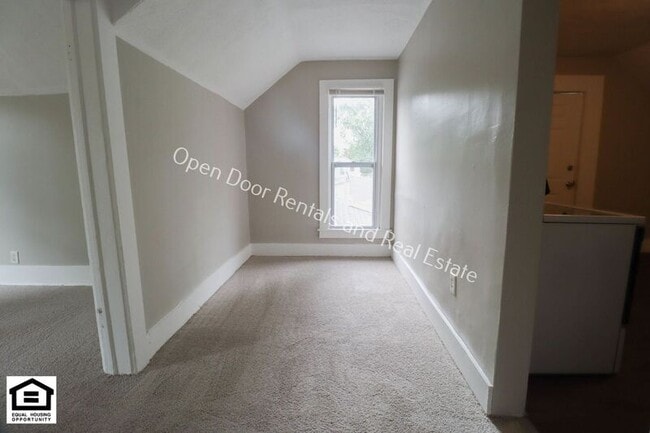 Building Photo - 603 1/2 N Van Buren St.