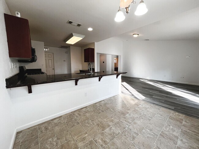 Foto del edificio - Spacious 4-bedroom home!