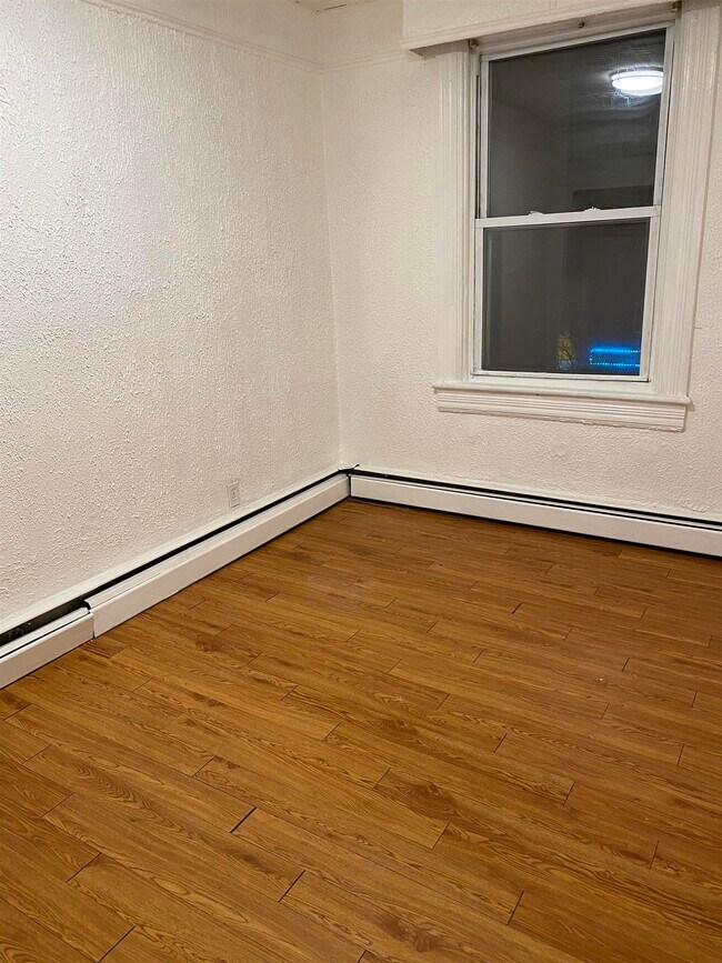 Building Photo - 815 7th St