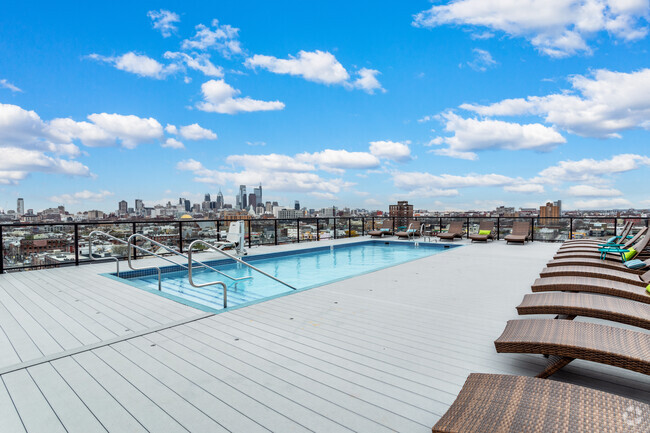 Piscina con terraza - Umbrella Building