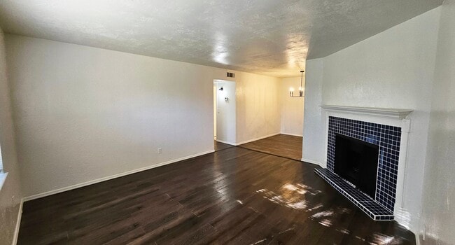 Building Photo - Updated Charming 2 Bed Condo