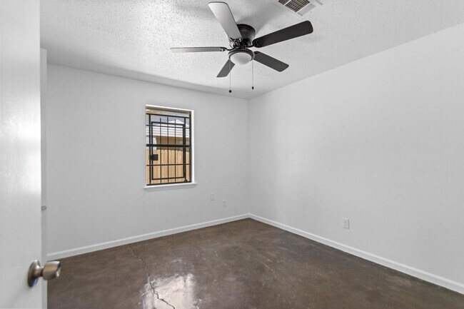 Building Photo - 600 Mimi Ln