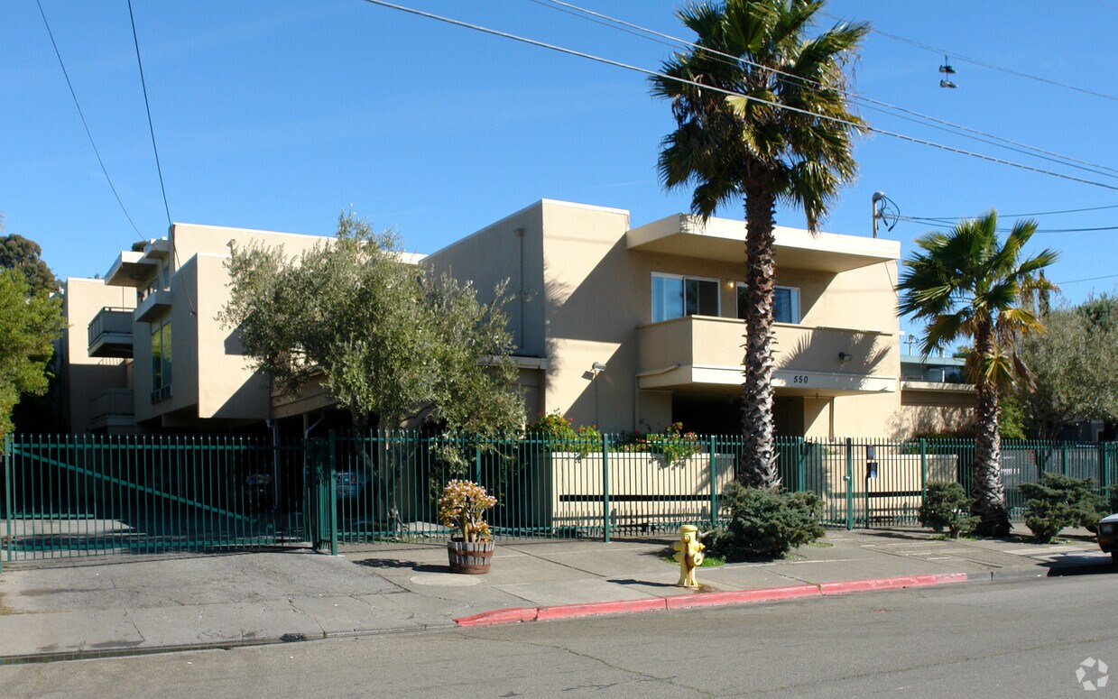 Primary Photo - Bayshore Club Apartments