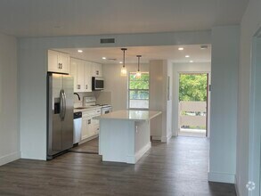 Building Photo - 1005 Country Club Dr