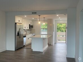 Building Photo - 1005 Country Club Dr