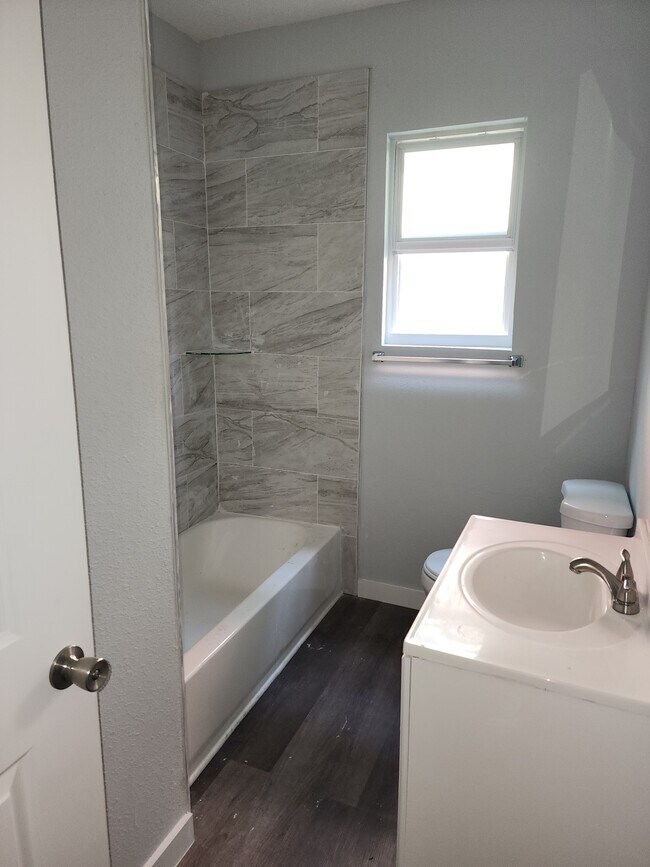 Foto del edificio - 211 E 17th St