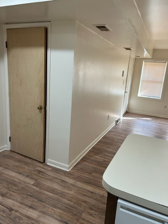 Building Photo - Great 1 Bedroom / 1 Bath Apartment in the ...