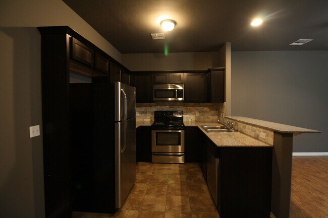 Building Photo - 3 bed, 2 Bath Yukon Duplex in Gated Community