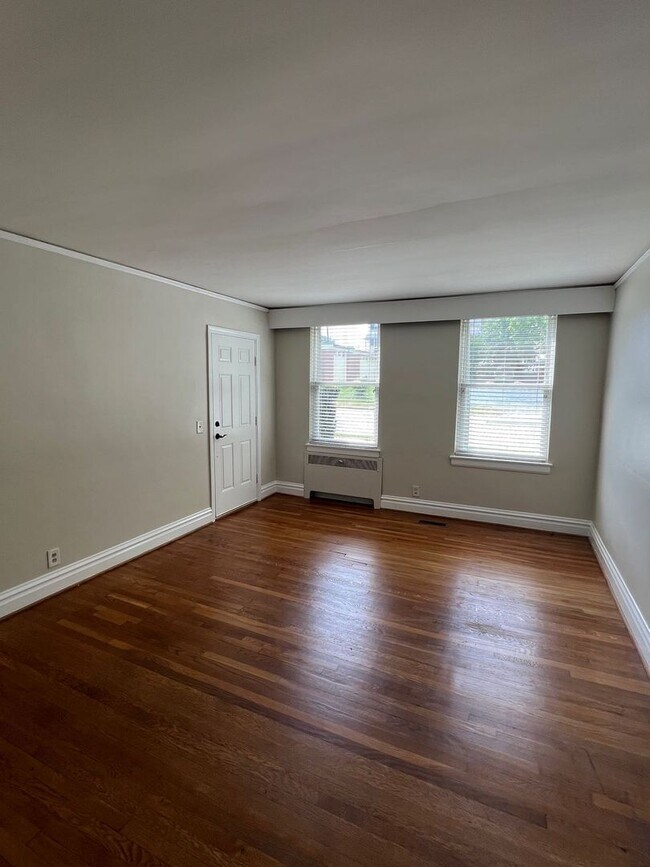 Building Photo - 1108 W Friendly Ave