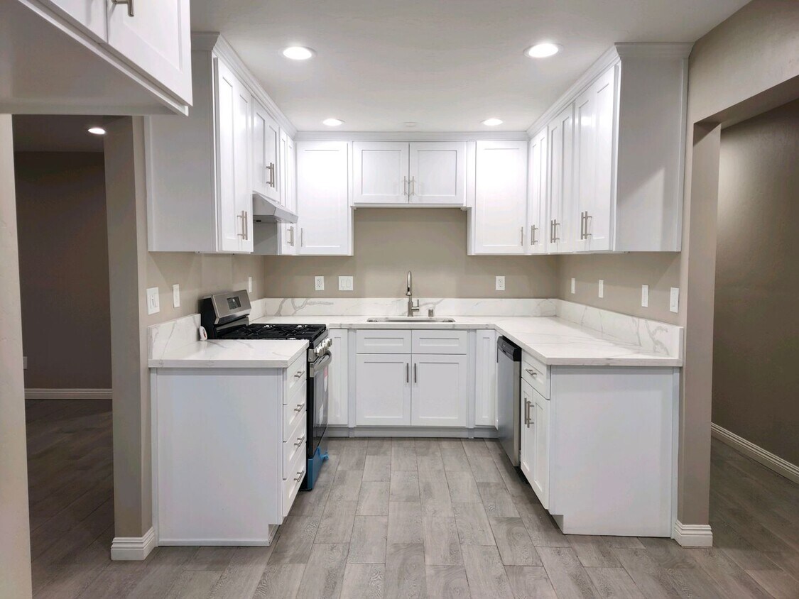 Primary Photo - MOVE IN SPECIAL!!!- READY NOW! Newly Renov...