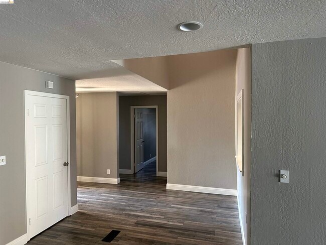 Foto del edificio - 1472 Willow Lake Rd