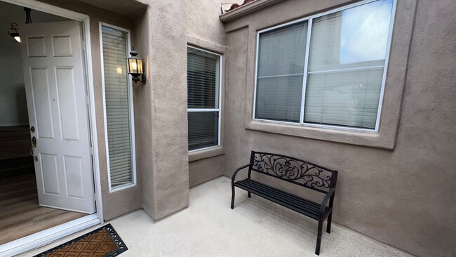 Building Photo - Spacious 2-bedroom Townhome with loft and ...