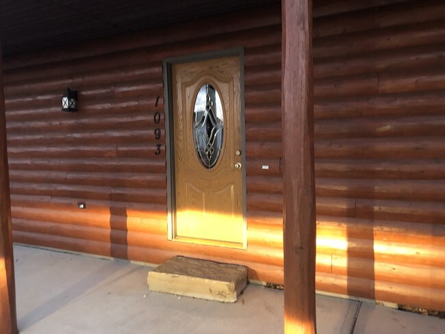 Building Photo - 1093 Lakeshore Dr