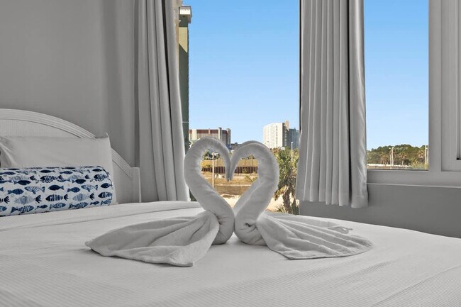 Building Photo - 8817 S Thomas Dr