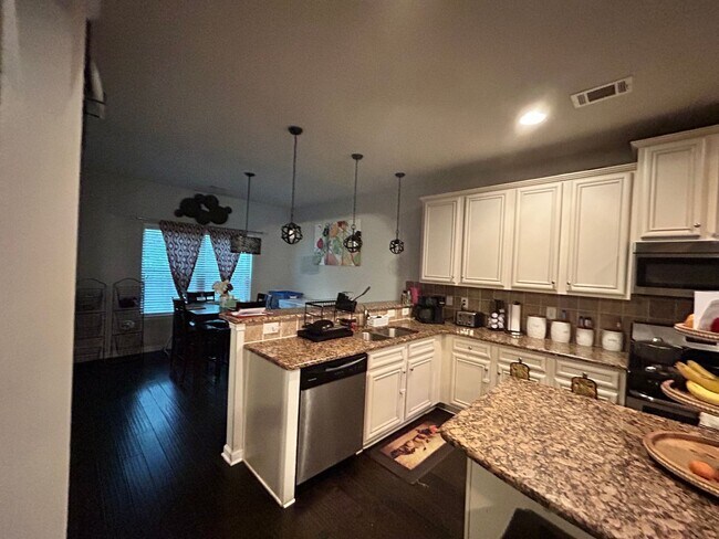 Foto del edificio - Fully Furnished Suite for Rent in Seven Hi...