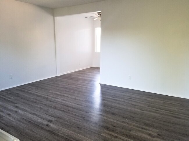 Foto del edificio - 7240 Bright Ave