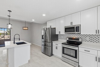 Building Photo - 16817 N Meadow Park Dr