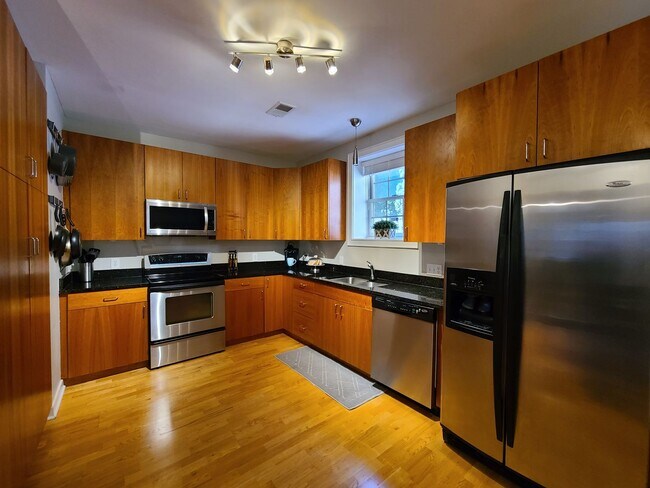 Foto del edificio - Fully Furnished Executive Garden Level Con...