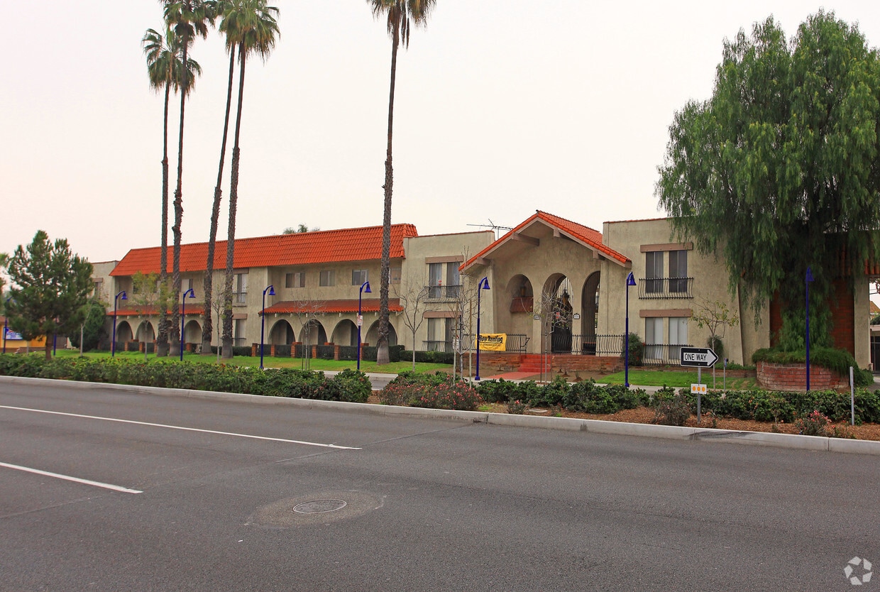 Building Photo - La Corona Apartments