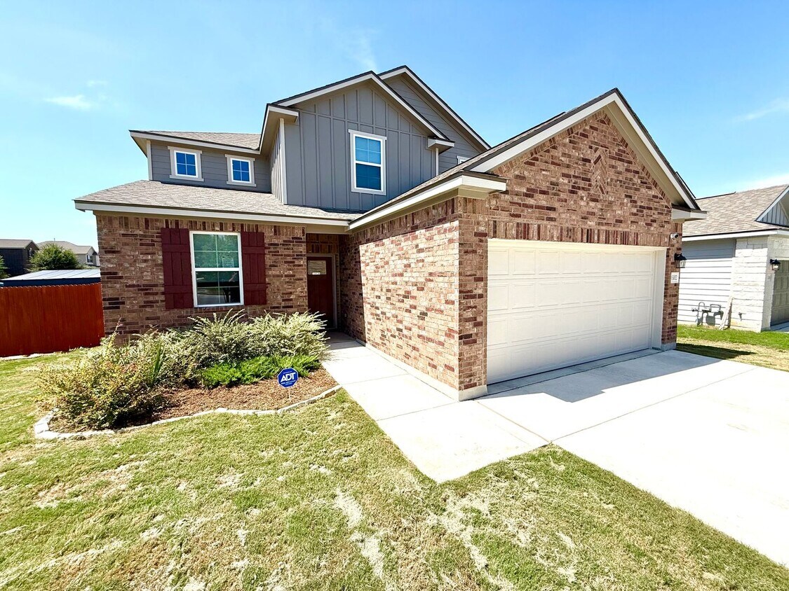 Foto principal - AVAILABLE NOW! 2-Story 4 Bedroom / 3.5 Bat...