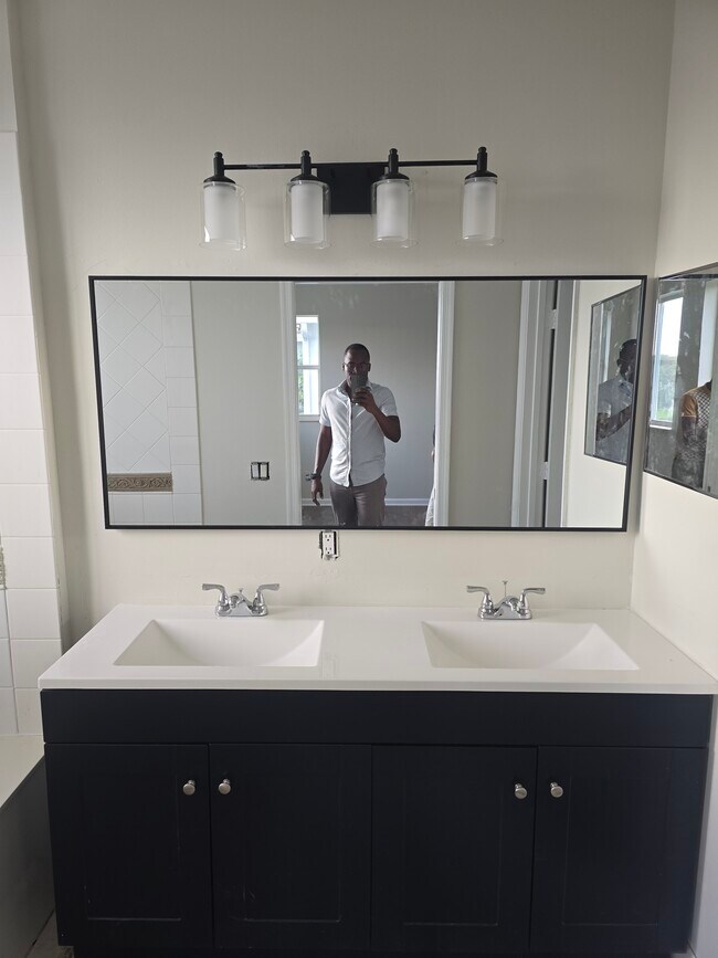 Main bathroom - 3059 Laurel Ridge Cir