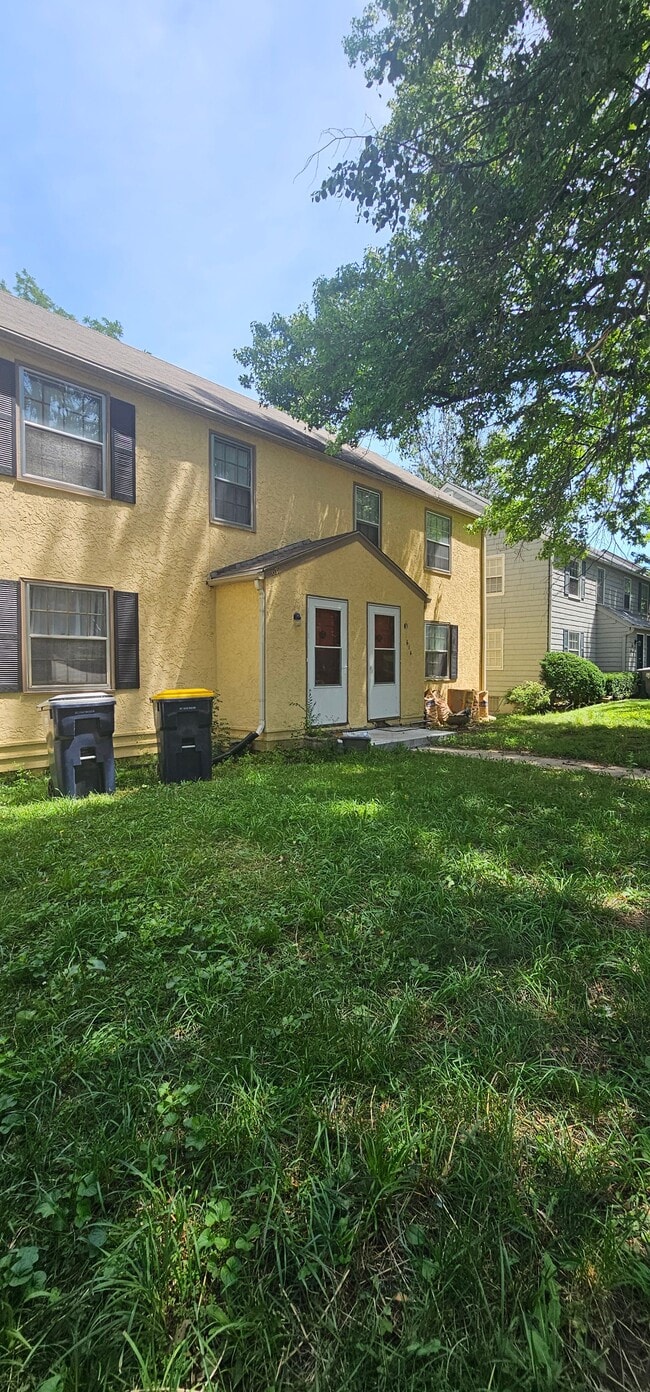 Building Photo - 614 E 63rd Ter