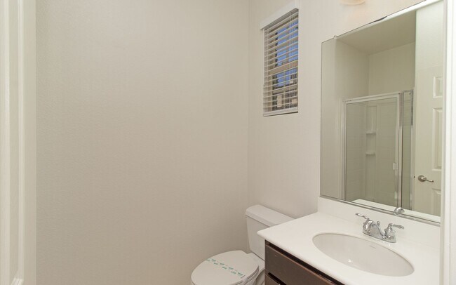 Foto del edificio - Incredible 3 bed & 3.5 bath Tri-Level Condo in San Marcos!