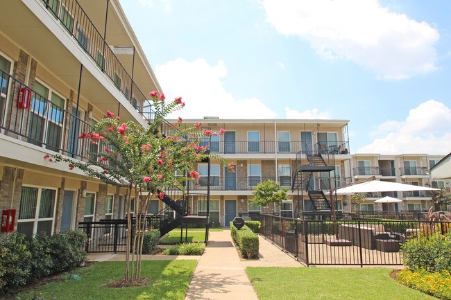 The Summit at Midtown Rentals - Dallas, TX | Apartments.com