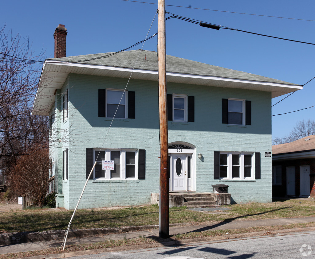 Building Photo - 201 N Cedar St