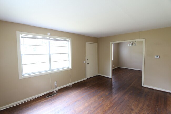 Building Photo - 3 Bedroom 1 Bath PLUS Large Den - New On T...