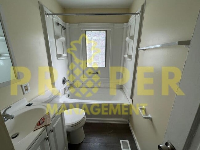 Building Photo - 3 bedrooms 1 bathroom house