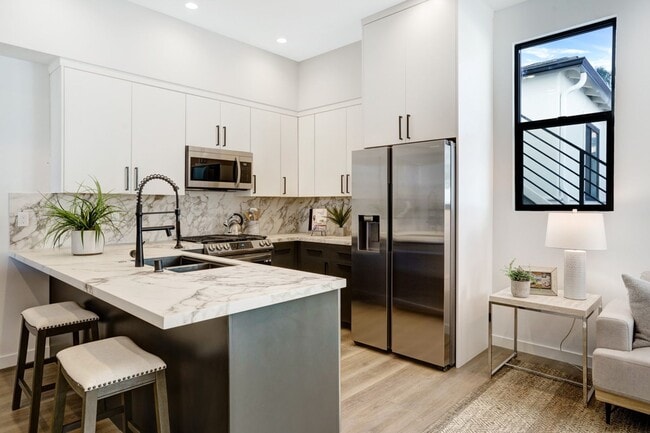 Foto del edificio - COASTAL LIVING AWAITS IN PACIFIC BEACH! 3 Bed | 2 Bath | $5,995 / mo