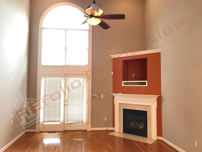 Foto del edificio - Wonderful 3BD 4 BA 1 Car-Garage End Unit T...