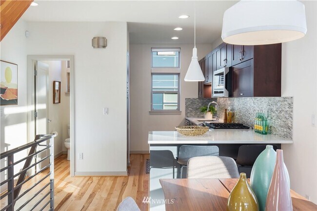 Foto del edificio - Modern 4-Bedroom Townhome in the Heart of ...