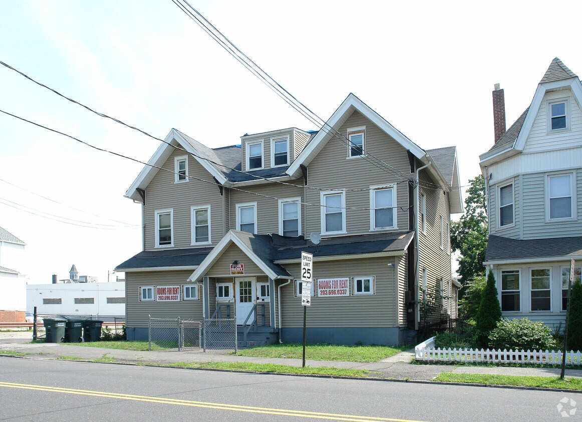 Building Photo - 974 Iranistan Ave