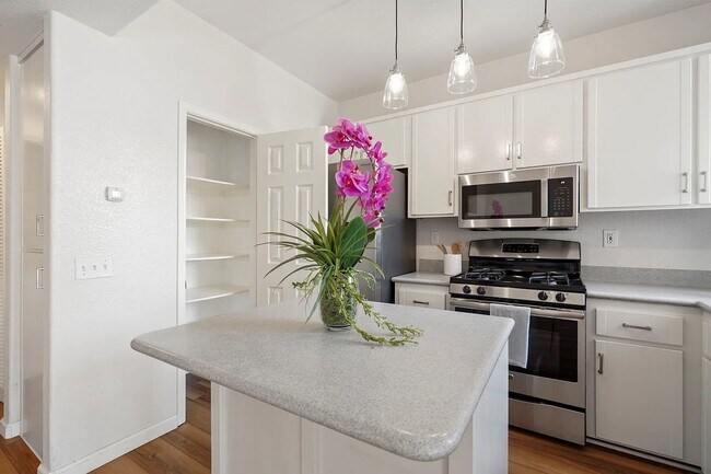 Building Photo - SD: Stunning 3BD/2.5BA Townhome in Imperial Beach with Ocean Views, Rooftop Patio & In-Unit Laundry