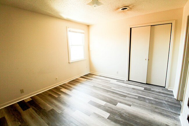 Building Photo - 1600 Paradise Hill Rd