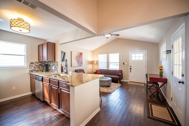 Sala de estar y cocina - 908 Romeria Dr