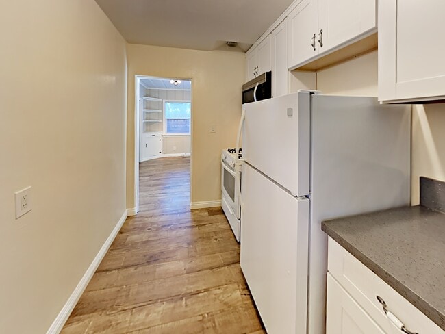 Foto del edificio - 4671 Edgeware Rd