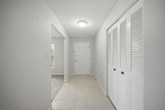 Building Photo - ???? Spacious 3-Bedroom Rental on .39 Acres in Desirable SE Ocala!