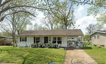 Building Photo - 220 Falcon Dr