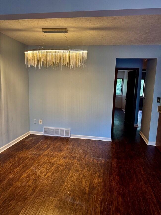 Foto del edificio - 3265 Mayfield Rd